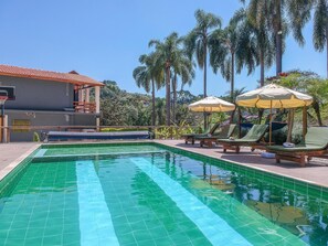 Una piscina al aire libre, cabañas de piscina gratuitas, sombrillas