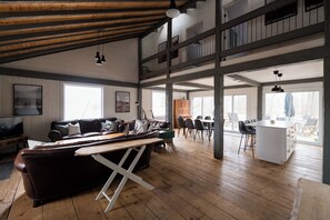 Smart TV, fireplace, books - The Brook, Prince Edward County - 4 acre country estate with spa-like amenities! (Picton)