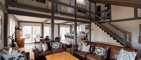 Smart TV, lareira, livros