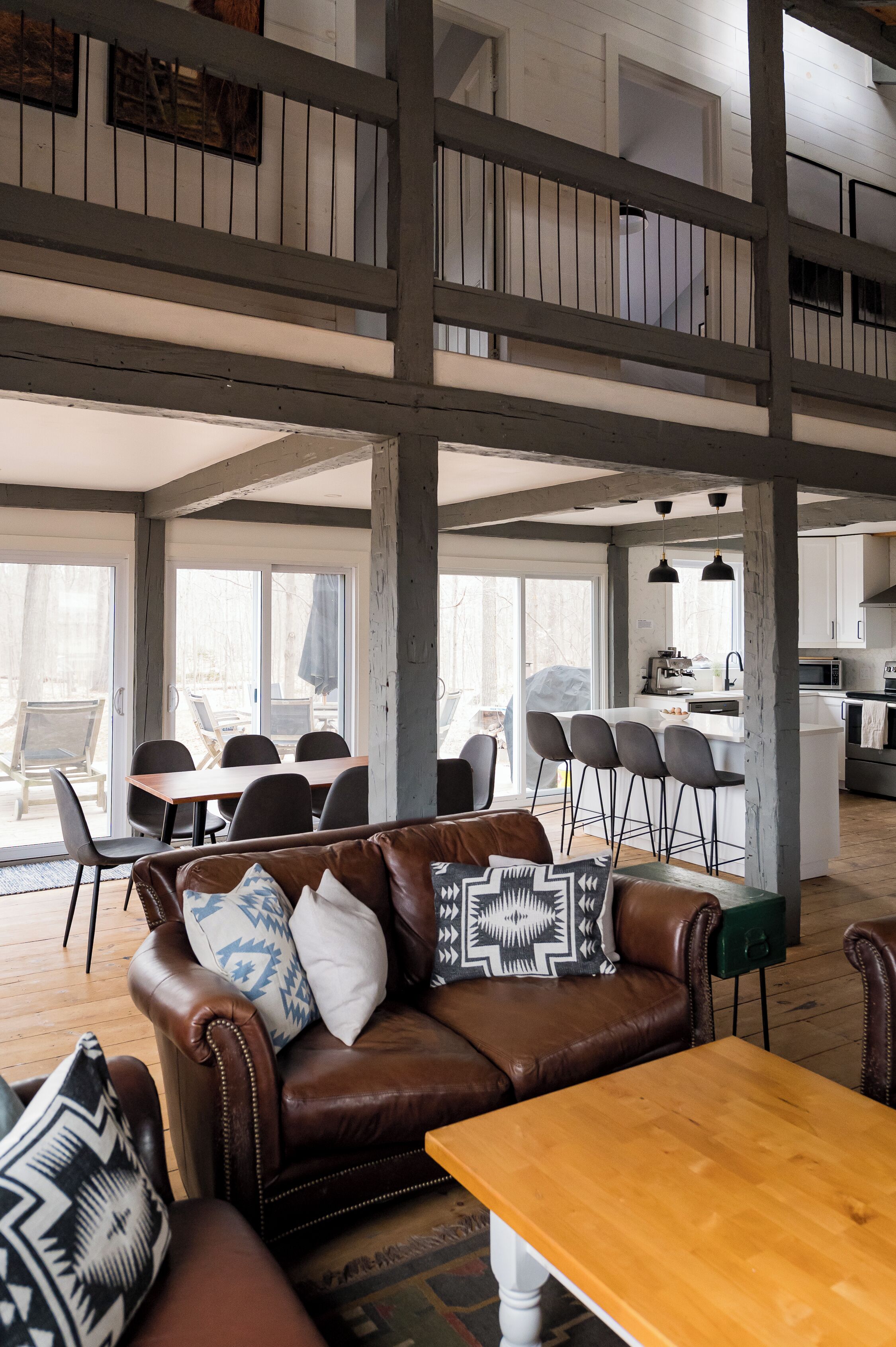 Smart-tv, een open haard en boeken