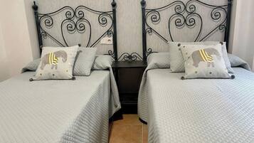 2 habitaciones, tabla de planchar con plancha y cuna de viaje