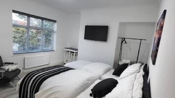 Apartment | 2 bedrooms, iron/ironing board, free WiFi, bed sheets