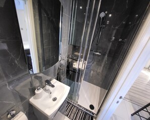 Apartment | Bathroom