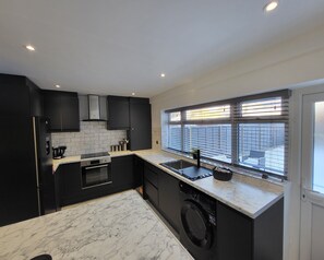 Departamento | Cocina privada | Refrigerador, microondas, horno y parrilla de estufa 