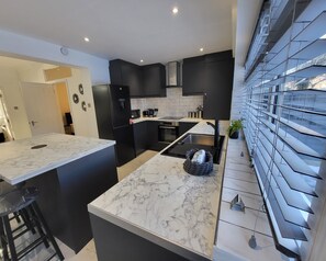 Departamento | Cocina privada | Refrigerador, microondas, horno y parrilla de estufa 