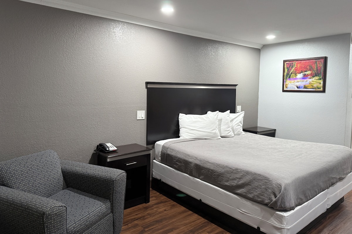 Basic Single Room | 1 bedroom, laptop workspace, iron/ironing board, free WiFi