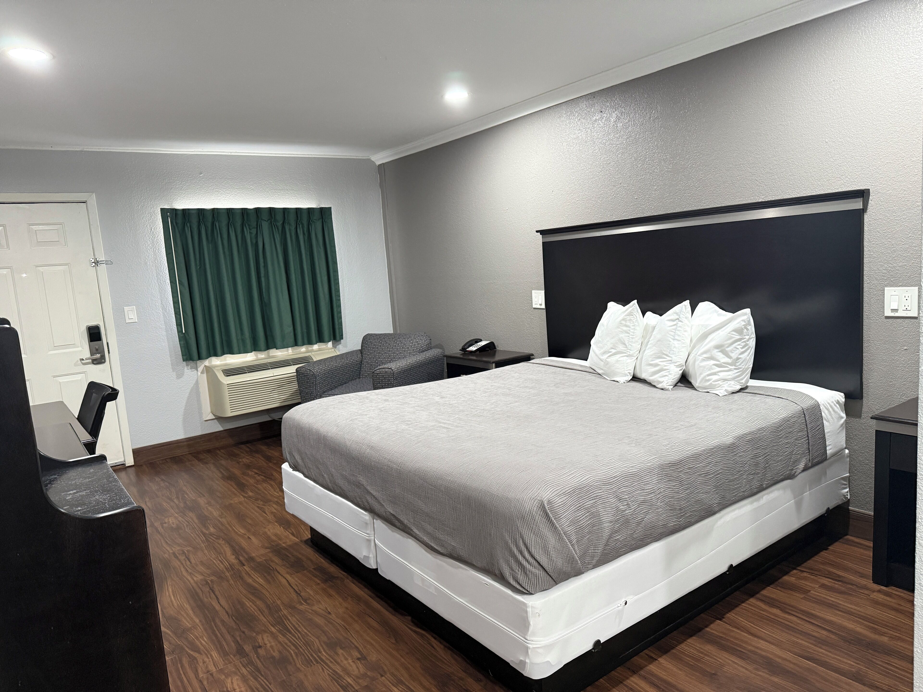 Laptop workspace, iron/ironing board, free WiFi, bed sheets