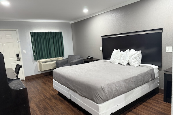 Enkeltrom – basic | Skrivebord for bærbar PC, strykejern/-brett og wi-fi (inkludert)