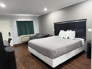 Basic Single Room | Laptop workspace, iron/ironing board, free WiFi, bed sheets - Bostonian Inn (New Boston)
