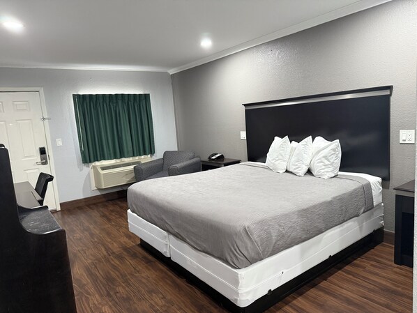 Habitación individual básica | Espacio para trabajar con un portátil y tabla de planchar con plancha