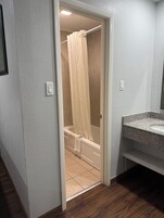 Bañera, secador de pelo, toallas, jabón