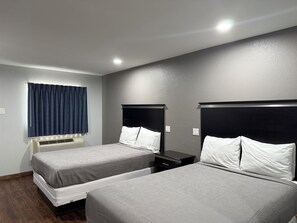 مساحة عمل للكمبيوتر المحمول ومكواة/لوح كي وواي فاي مجانًا وملاءات أسرّة