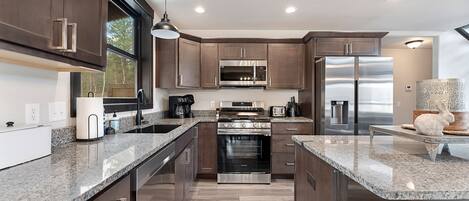 Een koelkast, een microgolfoven, een kookplaat, een vaatwasser