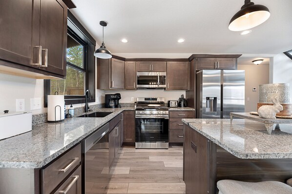 Fridge, microwave, stovetop, dishwasher