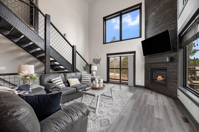Embers Gulch 2, Hot tub, wifi, paved roads, garage access, brand new duplex