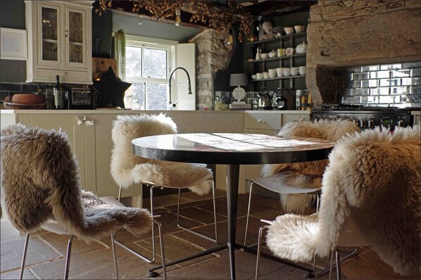 Dining - Romantic country cottage in the Peak District (Taddington)