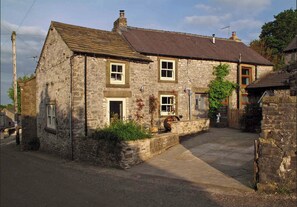 Exterior - Romantic country cottage in the Peak District (Taddington)