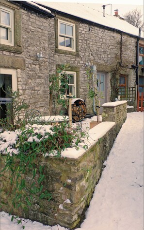 Property grounds - Romantic country cottage in the Peak District (Taddington)