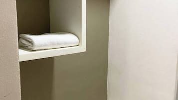 Habitación estándar, 2 camas matrimoniales | Wifi gratis y ropa de cama
