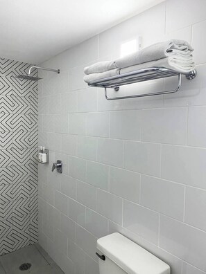 Shower, towels, soap, shampoo - Hotel Unico (Mexico City)