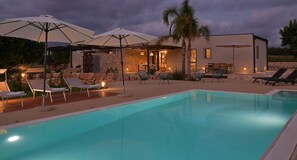 Outdoor pool - VILLA RARIKI, POOL AND RELAX (Scicli)