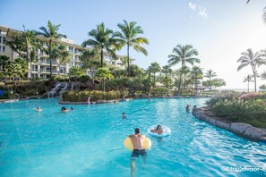 Una piscina al aire libre, una piscina climatizada