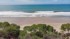 A beach with clear skies and calm waters. - Seacret Villa (Cóbano)