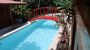 Una piscina al aire libre, tumbonas