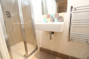 Tina con regadera y papel de baño