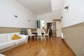 Living area - Stunning 2 bedroom apartment in Fulham (Fulham)