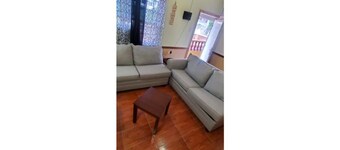 Lovely 3 BDR apartment with free on-site parking