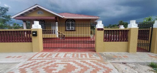 Lovely 3 BDR apartment with free on-site parking