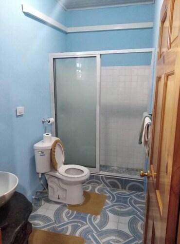 Lovely 3 BDR apartment with free on-site parking