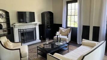 Smart TV y chimenea