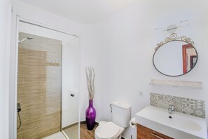 Douche, sèche-cheveux, serviettes fournies, savon