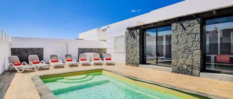 Una piscina al aire libre, una piscina climatizada