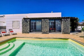 Een buitenzwembad, een verwarmd zwembad