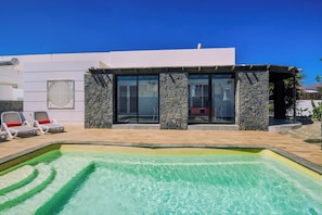 Una piscina al aire libre, una piscina climatizada