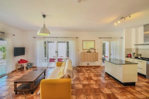 Una Smart TV, una mesa de tenis de mesa