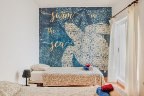 5 dormitorios, tabla de planchar con plancha, cuna de viaje