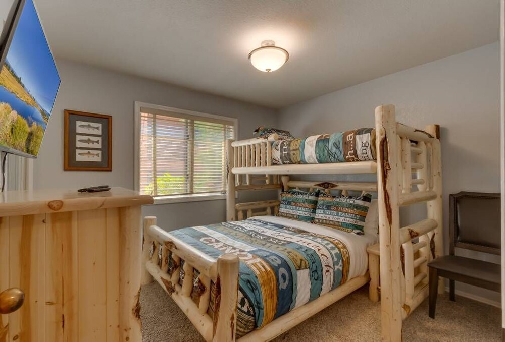 GREAT Tahoe Decor, Walk to Hyatt, Rec Center, Tennis, Fitness Trail