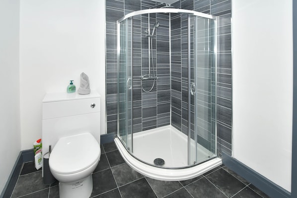Deluxe Double Room, Shared Bathroom (with TV) | Bathroom - Townhouse @ Eastwood Place Stoke (Stoke-on-Trent)