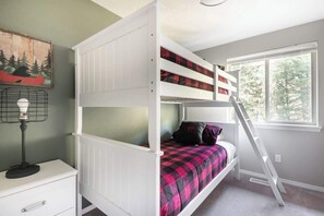4 slaapkamers, een strijkplank/strijkijzer, reisbedje, gratis wifi