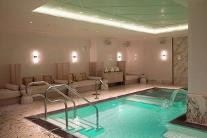 Una piscina cubierta