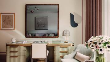 Tribeca Corner Suite | Hypo-allergenic bedding available, minibar, in-room safe, desk