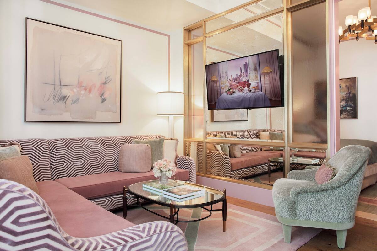 ห้องจูเนียร์สวีท (Prestige) | บริเวณนั่งเล่น | ทีวีจอแบน 35 นิ้ว พร้อมช่องเคเบิล, ทีวี