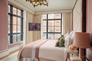Roupas de cama antialérgicas, frigobar, cofres nos quartos, escrivaninha