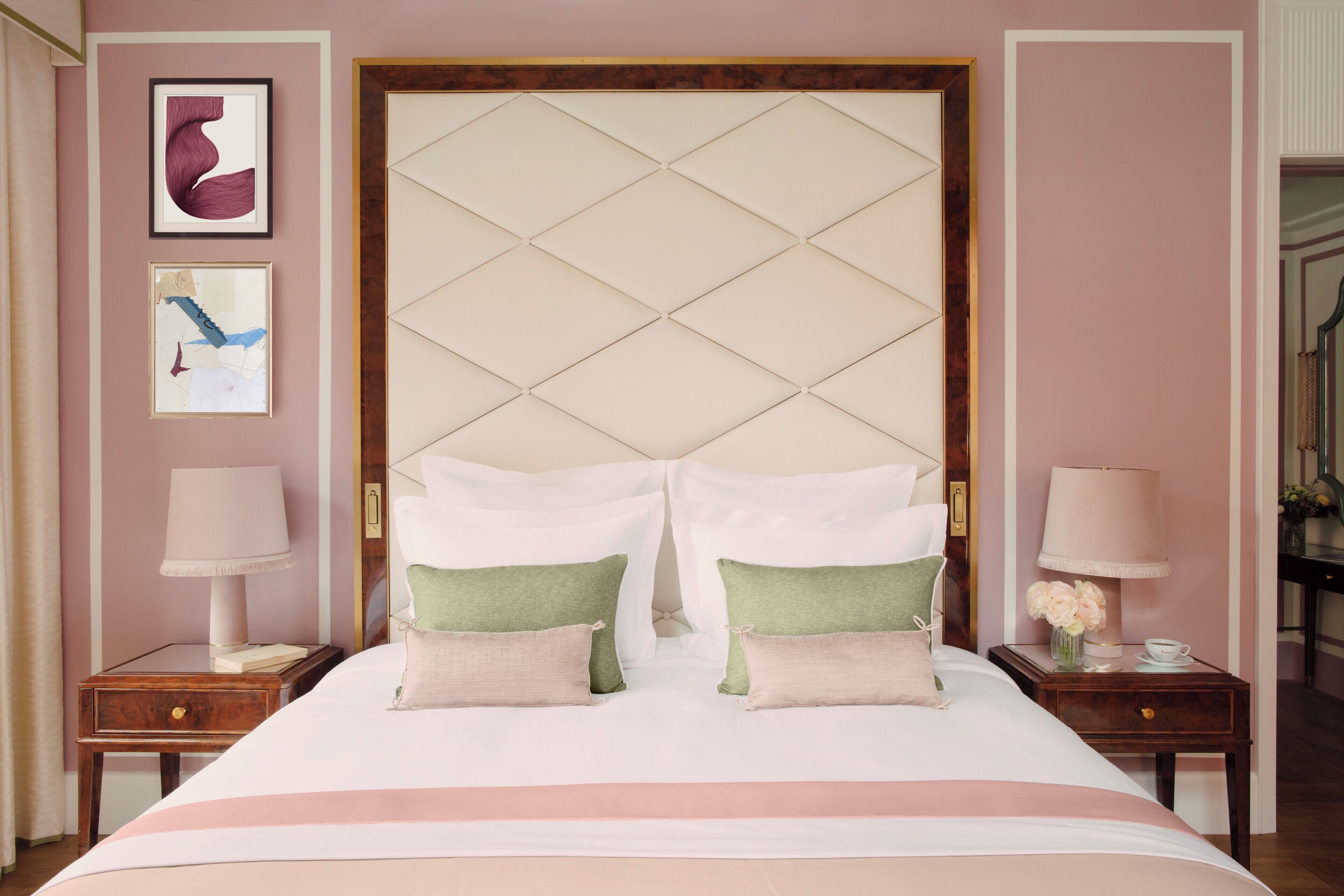 Deluxe King Room | Hypo-allergenic bedding available, minibar, in-room safe, desk