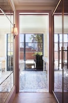 Ropa de cama hipoalergénica, minibar, caja fuerte y escritorio