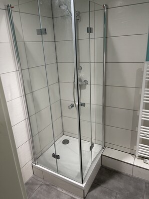Double Room, Private Bathroom, Garden View | Bathroom | Shower, towels - Pension Waldau (Kassel)